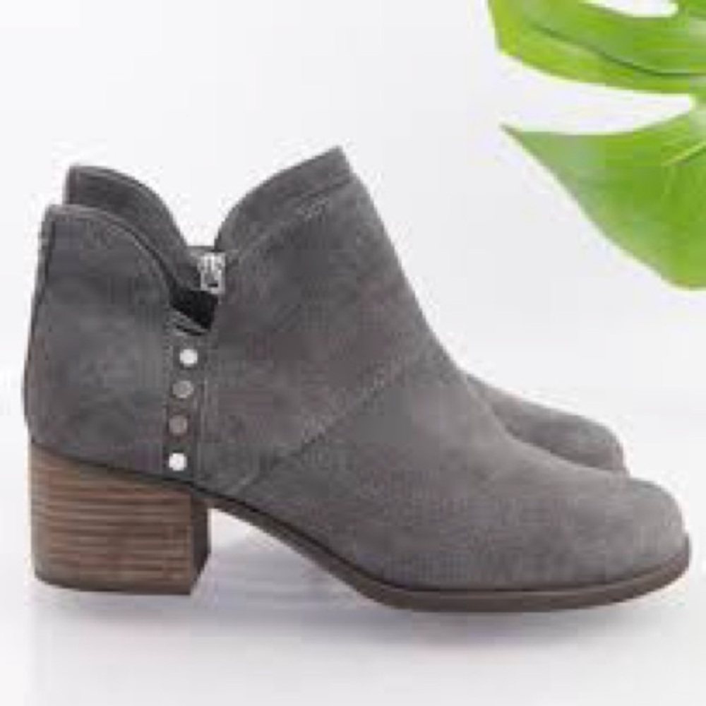 Koolaburra by UGG Sofiya Dark Gray Suede with silver studs Ankle Boots
